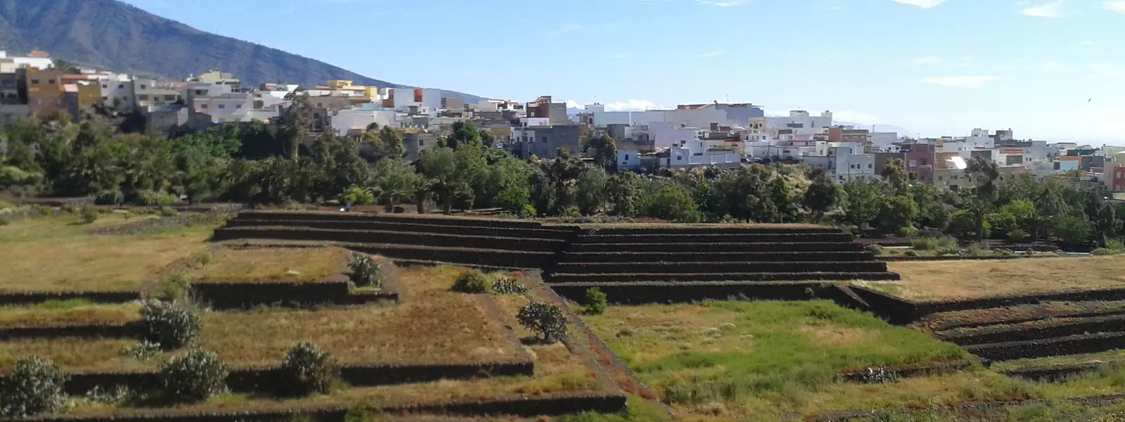 El valle de Güímar con las pirámides en primer plano y el Teide al fondo