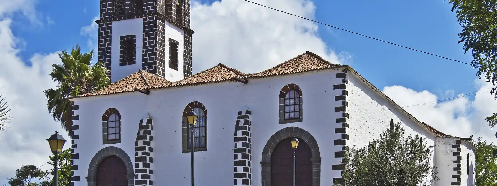 Iglesia de Tacoronte con su torre encalada